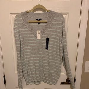 NWT Gap V-neck sweater